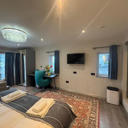 & - Stylish With Breathtaking Views - Longer, Save Szálloda